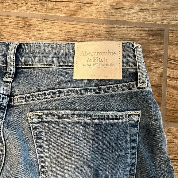 Abercrombie and Fitch women’s jeans - Picture 3 of 4